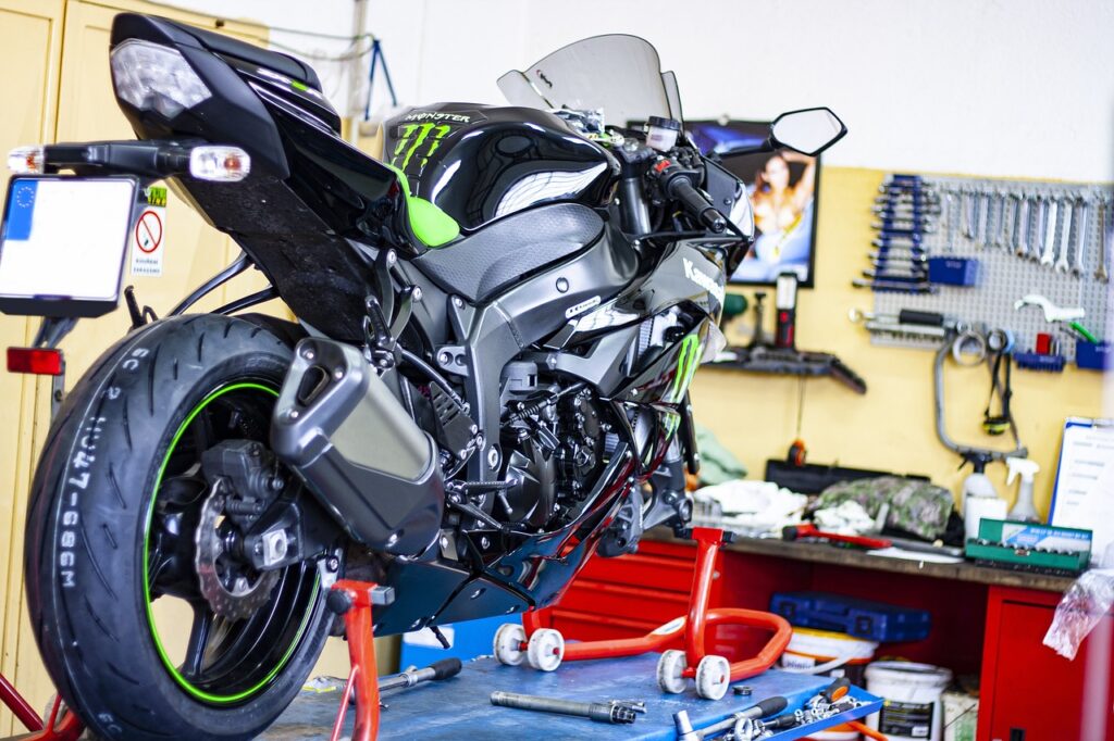 motorcycle, fix, exchange-4226257.jpg
